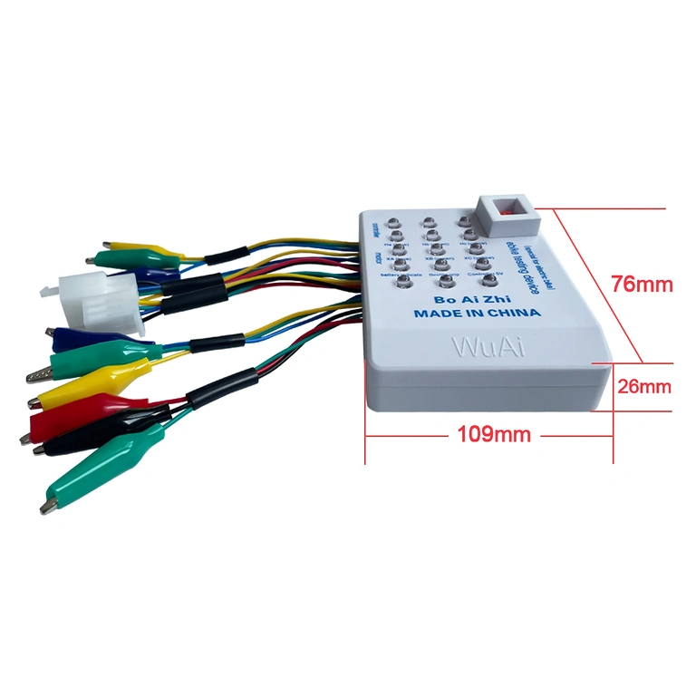 Batteri tilsluttet den universelle tester til kontrol af controller