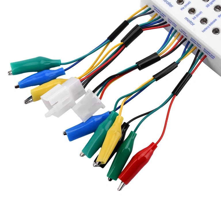 Motorens faseledninger tilsluttet den universelle tester