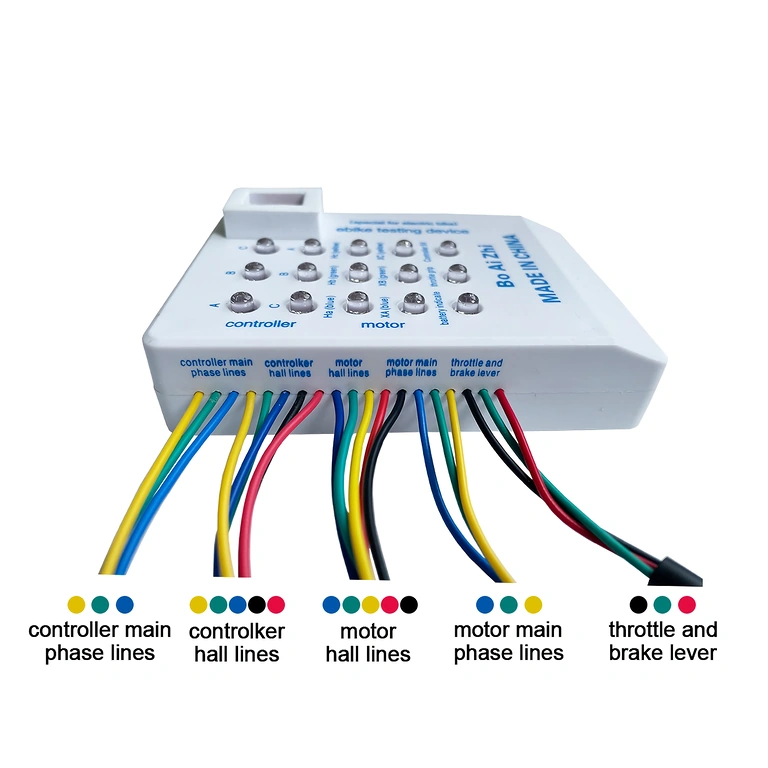 Detalje af tilslutningerne på den universelle tester til elcykel og el-løbehjul