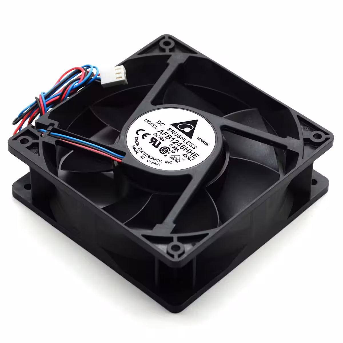 Set fra siden af 120x120x38mm ventilator med beskyttelsesgitter